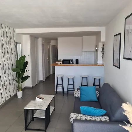 Naturiste Cap D'agde Port Ambonne 204