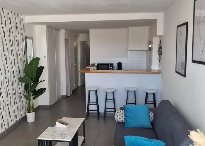 Naturiste Cap D'agde Port Ambonne 204